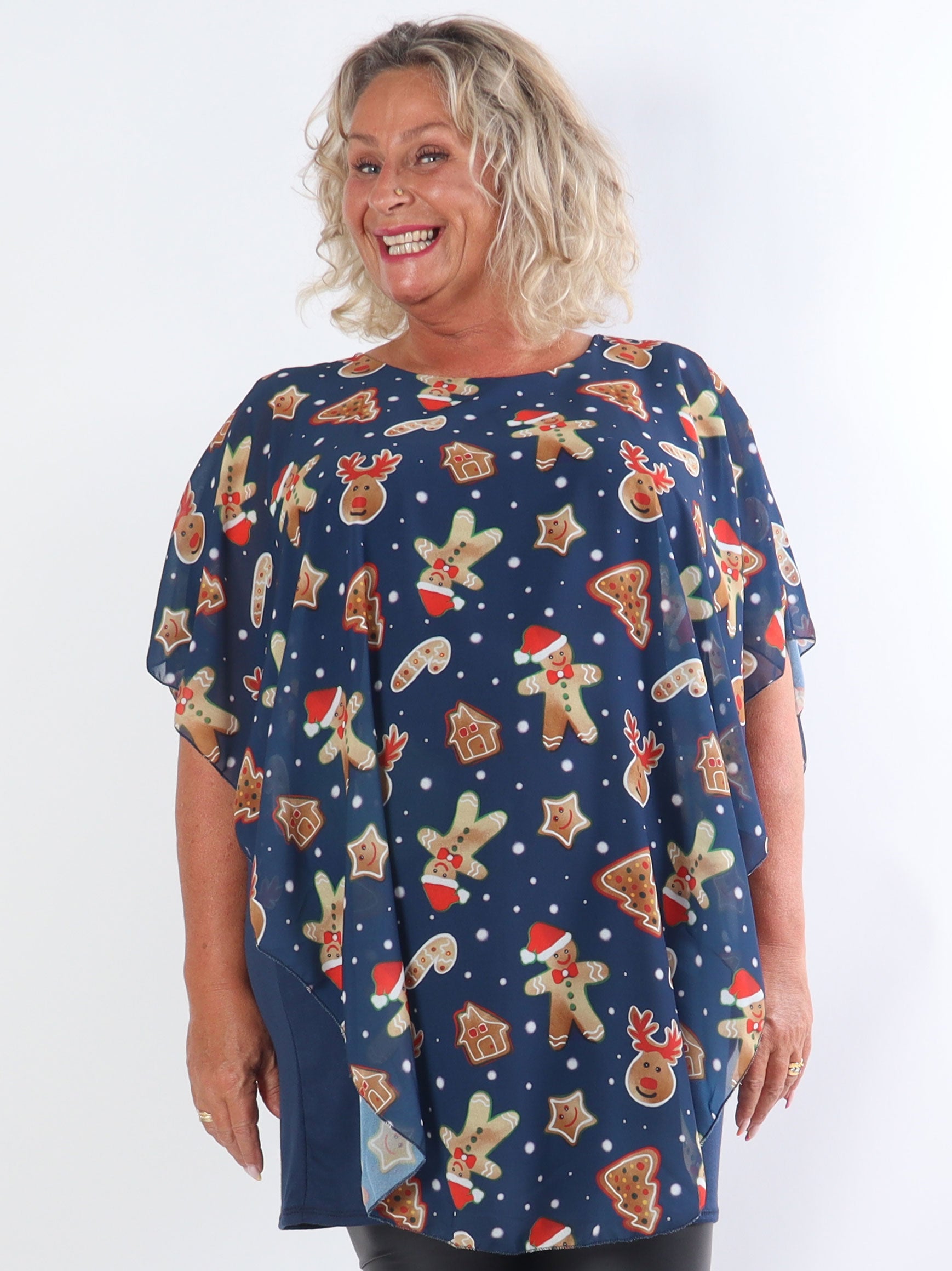 Kenya Gingerbread - Tunikaklänning i plus size med chiffonglager och jultryck